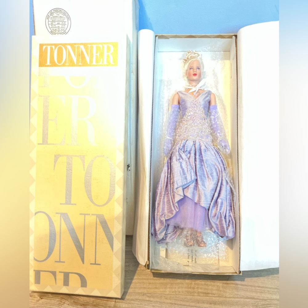 Robert Tonner Doll Iris Doll w/Tonner stand & Shipper 129/500 #99701